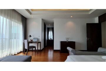 Newly Renovated 3 Bedroom Condo for Rent Next to Lumphini Park in Ploenchit