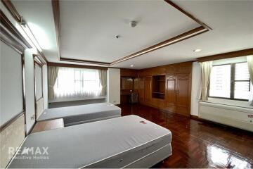 Modern 3 Bedroom Condo for Rent near BTS Prompong