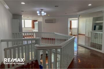 3 bed 3 baht duplex for rent BTS Ekkamai