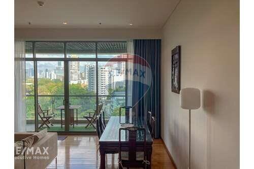 2 Bed Condo with Lakeside Views near BTS Asoke and Benjakitti Park