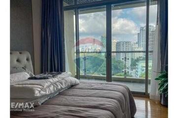 2 Bed Condo with Lakeside Views near BTS Asoke and Benjakitti Park