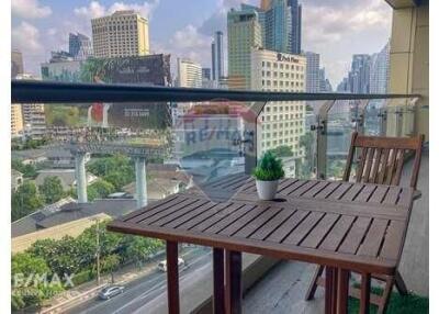 2 Bed Condo with Lakeside Views near BTS Asoke and Benjakitti Park
