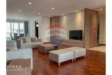 Spacious 4 Bed Condo for Rent with Pet-Friendly Amenities near BTS Phrom Phong on Sukhumvit Road