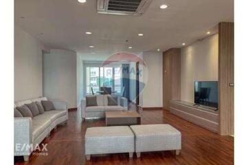 Spacious 4 Bed Condo for Rent with Pet-Friendly Amenities near BTS Phrom Phong on Sukhumvit Road