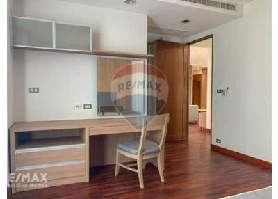 Spacious 4 Bed Condo for Rent with Pet-Friendly Amenities near BTS Phrom Phong on Sukhumvit Road