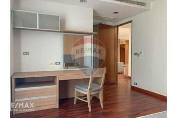 Spacious 4 Bed Condo for Rent with Pet-Friendly Amenities near BTS Phrom Phong on Sukhumvit Road