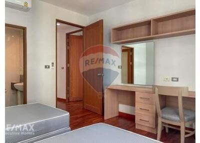 Spacious 4 Bed Condo for Rent with Pet-Friendly Amenities near BTS Phrom Phong on Sukhumvit Road