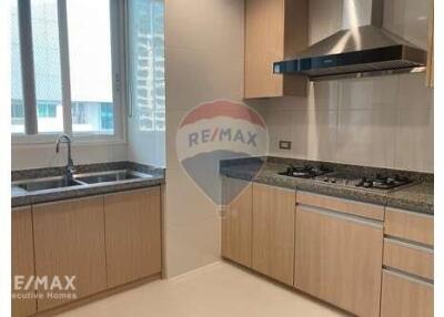 Spacious 4 Bed Condo for Rent with Pet-Friendly Amenities near BTS Phrom Phong on Sukhumvit Road