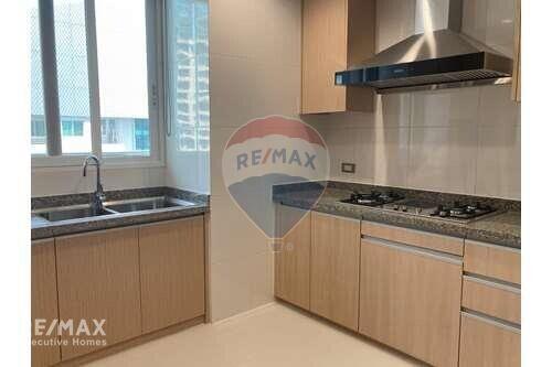 Spacious 4 Bed Condo for Rent with Pet-Friendly Amenities near BTS Phrom Phong on Sukhumvit Road