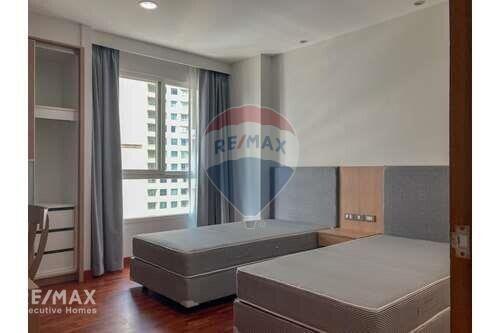 Spacious 4 Bed Condo for Rent with Pet-Friendly Amenities near BTS Phrom Phong on Sukhumvit Road