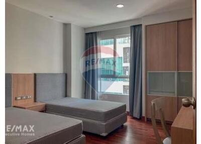 Spacious 4 Bed Condo for Rent with Pet-Friendly Amenities near BTS Phrom Phong on Sukhumvit Road