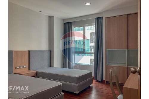 Spacious 4 Bed Condo for Rent with Pet-Friendly Amenities near BTS Phrom Phong on Sukhumvit Road