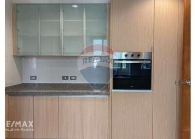 Spacious 4 Bed Condo for Rent with Pet-Friendly Amenities near BTS Phrom Phong on Sukhumvit Road