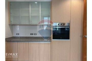 Spacious 4 Bed Condo for Rent with Pet-Friendly Amenities near BTS Phrom Phong on Sukhumvit Road