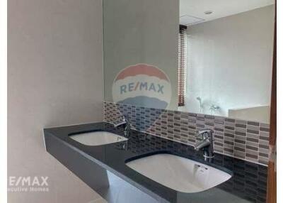 Spacious 4 Bed Condo for Rent with Pet-Friendly Amenities near BTS Phrom Phong on Sukhumvit Road