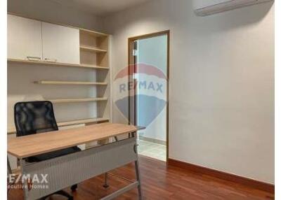 Spacious 4 Bed Condo for Rent with Pet-Friendly Amenities near BTS Phrom Phong on Sukhumvit Road