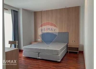 Spacious 4 Bed Condo for Rent with Pet-Friendly Amenities near BTS Phrom Phong on Sukhumvit Road