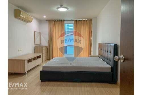 Pet-friendly 2 Bedroom Condo for Rent near BTS Asoke Sukhumvit