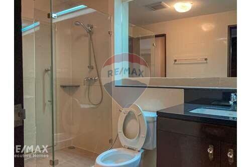 Pet-friendly 2 Bedroom Condo for Rent near BTS Asoke Sukhumvit