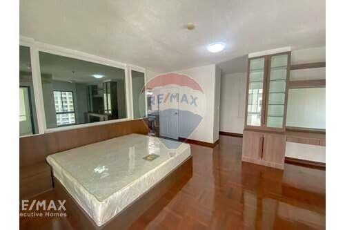 Pet Friendly 3 Bed Condo for Rent near BTS Ploenchit - Langsuan