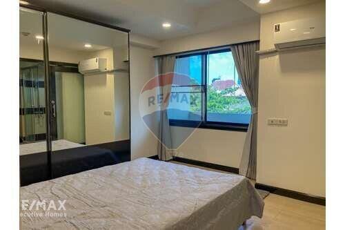 Pet Friendly 2 Bed Condo for Rent near BTS Ekkamai, Sukhumvit