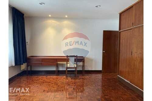 Spacious 3 Bed Pet-Friendly Condo near BTS Chitlom with Stunning Views of Lumpini Park