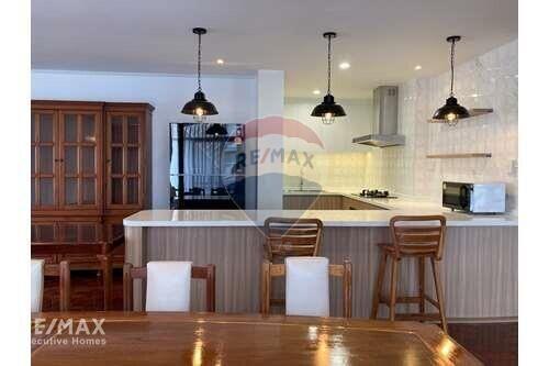 Spacious 3 Bed Pet-Friendly Condo near BTS Chitlom with Stunning Views of Lumpini Park