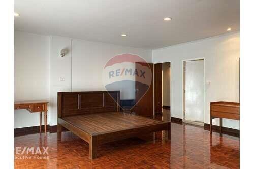 Spacious 3 Bed Pet-Friendly Condo near BTS Chitlom with Stunning Views of Lumpini Park