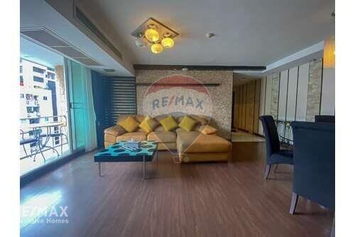 2 Bed Condo for Rent at NIST Sukhumvit 15, BTS Asoke - 13 Mins Walk to BTS Saphan Khwai