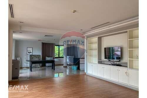 Spacious 3 Bed Condo for Rent near BTS Plonchit on Phetchaburi Road