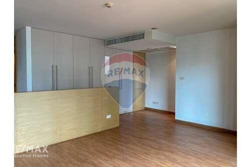 Spacious 3 Bed Condo for Rent near BTS Plonchit on Phetchaburi Road