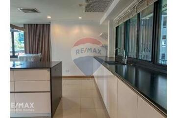 Spacious 3 Bed Condo for Rent near BTS Plonchit on Phetchaburi Road