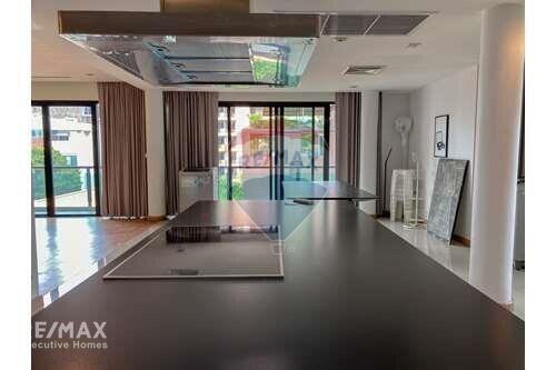 Spacious 3 Bed Condo for Rent near BTS Plonchit on Phetchaburi Road