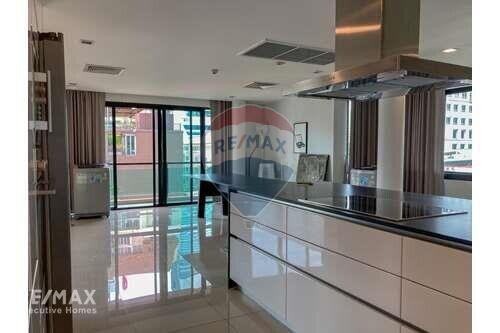 Spacious 3 Bed Condo for Rent near BTS Plonchit on Phetchaburi Road