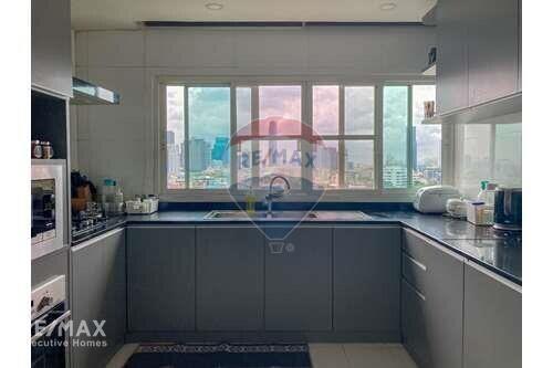 Pet Friendly 3-Bed Condo for Rent Near BTS Phrompong, Sukhumvit 39