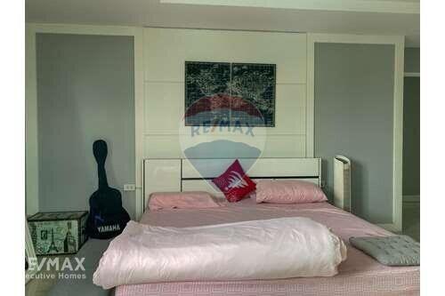 Pet Friendly 3-Bed Condo for Rent Near BTS Phrompong, Sukhumvit 39