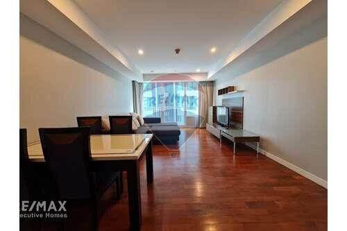 Spacious Corner Condo with Balcony near BTS Phrom Phong, Prime Location in Sukhumvit 24