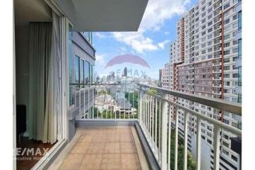 Spacious Corner Condo with Balcony near BTS Phrom Phong, Prime Location in Sukhumvit 24