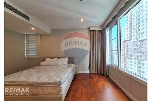 Spacious Corner Condo with Balcony near BTS Phrom Phong, Prime Location in Sukhumvit 24