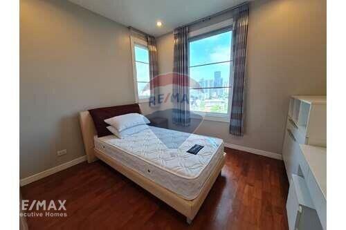 Spacious Corner Condo with Balcony near BTS Phrom Phong, Prime Location in Sukhumvit 24