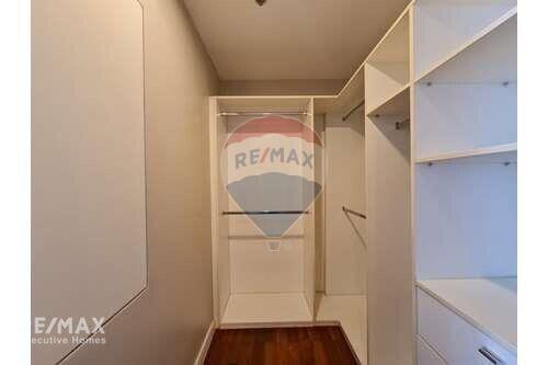 Spacious Corner Condo with Balcony near BTS Phrom Phong, Prime Location in Sukhumvit 24