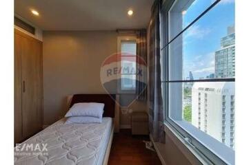 Spacious Corner Condo with Balcony near BTS Phrom Phong, Prime Location in Sukhumvit 24