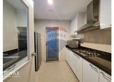 Spacious Corner Condo with Balcony near BTS Phrom Phong, Prime Location in Sukhumvit 24