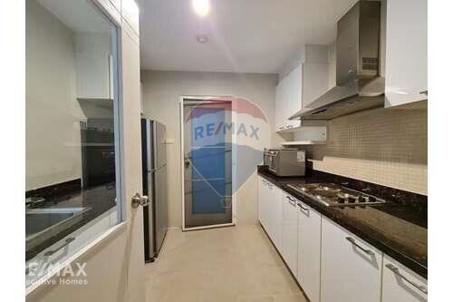 Spacious Corner Condo with Balcony near BTS Phrom Phong, Prime Location in Sukhumvit 24