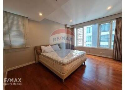 Spacious Corner Condo with Balcony near BTS Phrom Phong, Prime Location in Sukhumvit 24