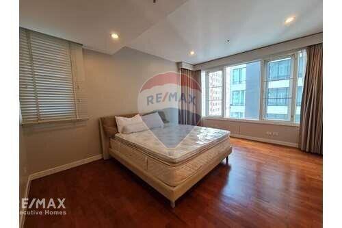 Spacious Corner Condo with Balcony near BTS Phrom Phong, Prime Location in Sukhumvit 24