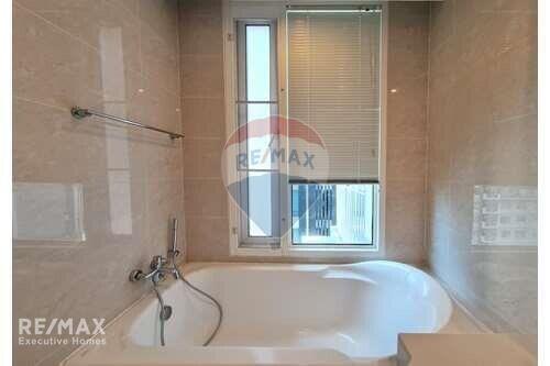 Spacious Corner Condo with Balcony near BTS Phrom Phong, Prime Location in Sukhumvit 24