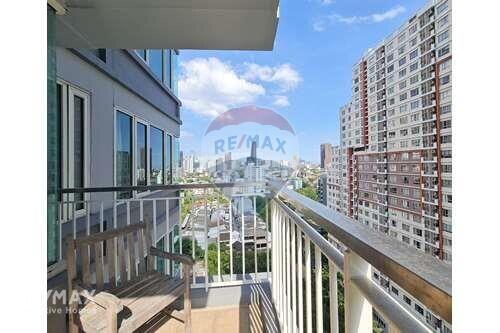 Spacious Corner Condo with Balcony, 10 Mins to BTS Phrom Phong, Prime Location on Sukhumvit 24