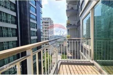 Spacious Corner Condo with Balcony, 10 Mins to BTS Phrom Phong, Prime Location on Sukhumvit 24