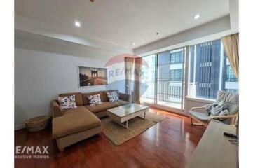 Spacious Corner Condo with Balcony, 10 Mins to BTS Phrom Phong, Prime Location on Sukhumvit 24